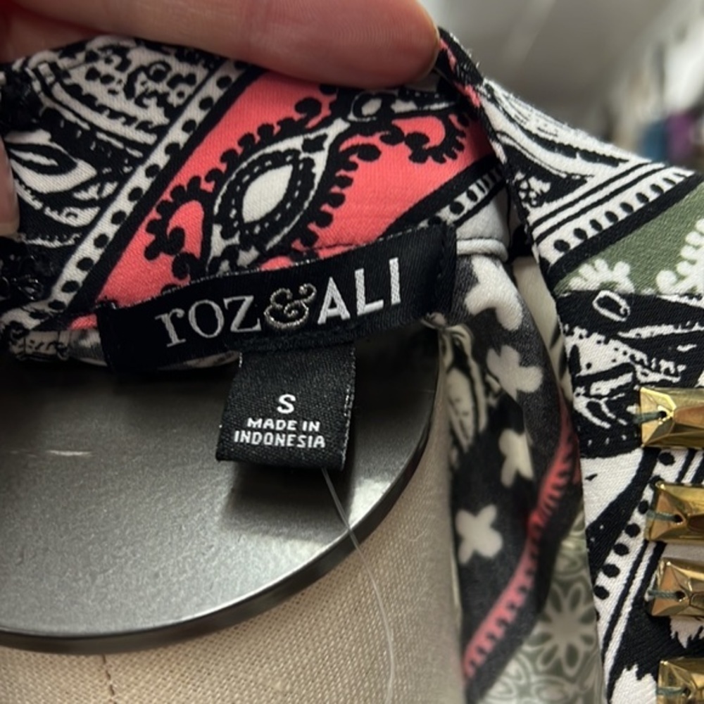 Nwt Roz & Ali Graphic Print Blouse Size Small Black Pink Green — image 4 of 6